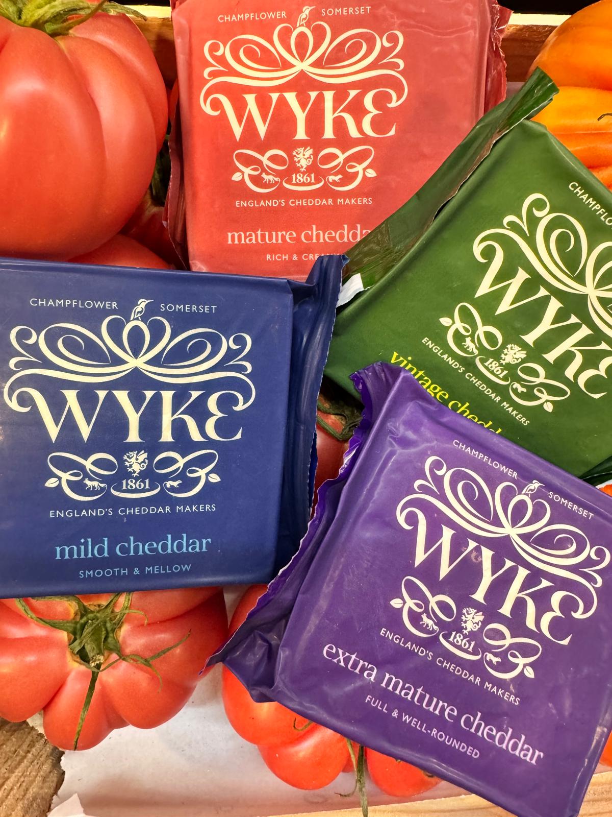 Queijo cheddar em peças e fatias